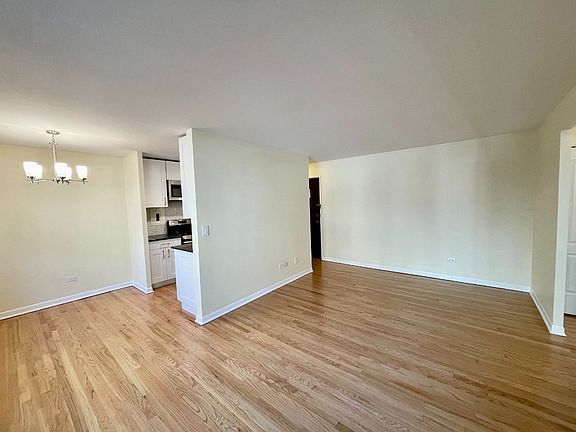 5th image of 420 W Aldine Ave APT 328