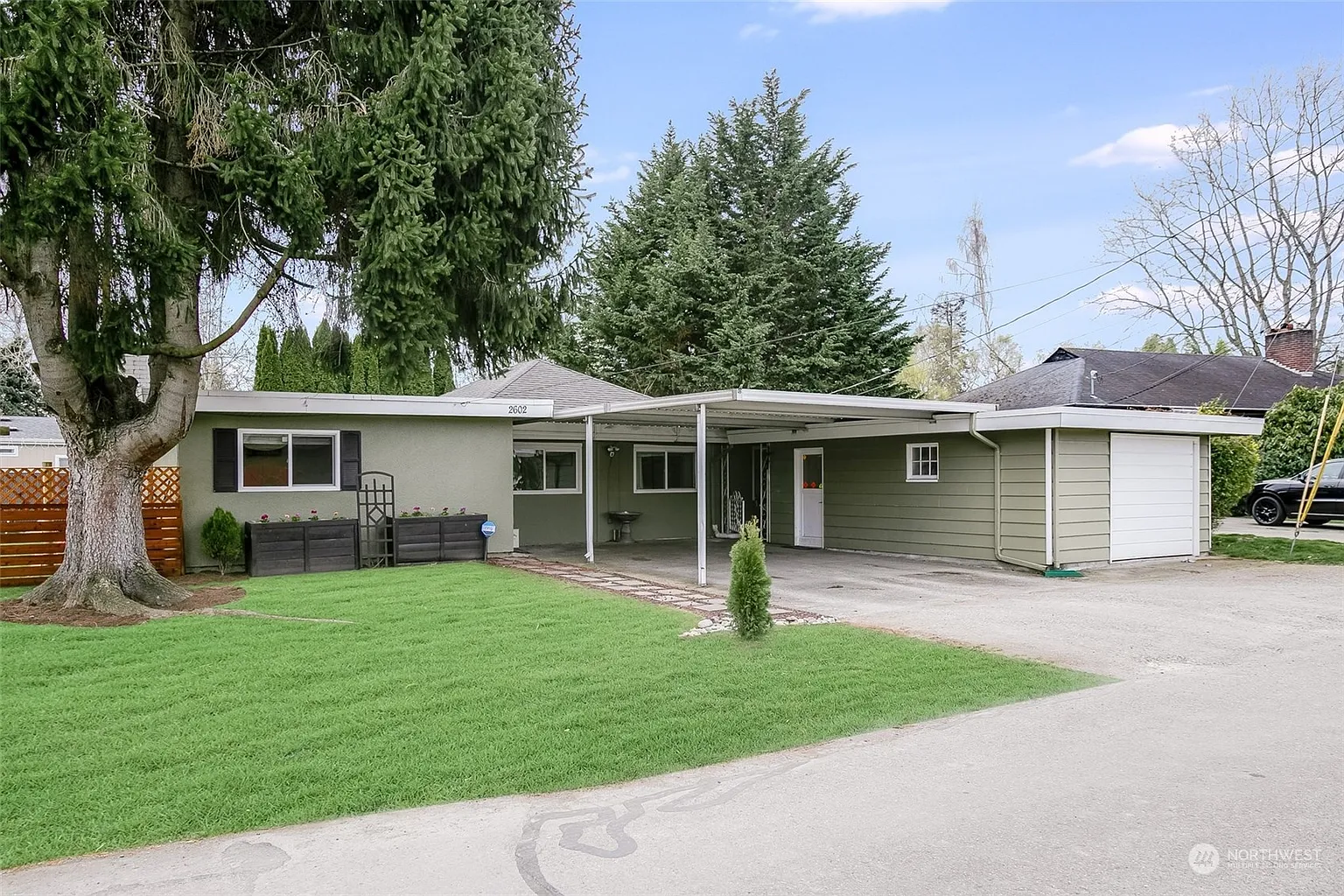 2602 Circle Drive E photo 1