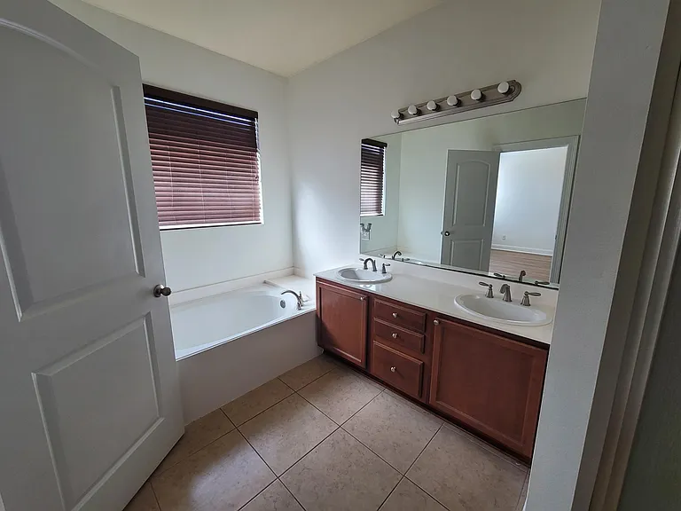 300 Spanish Moss Ln — Photo 16
