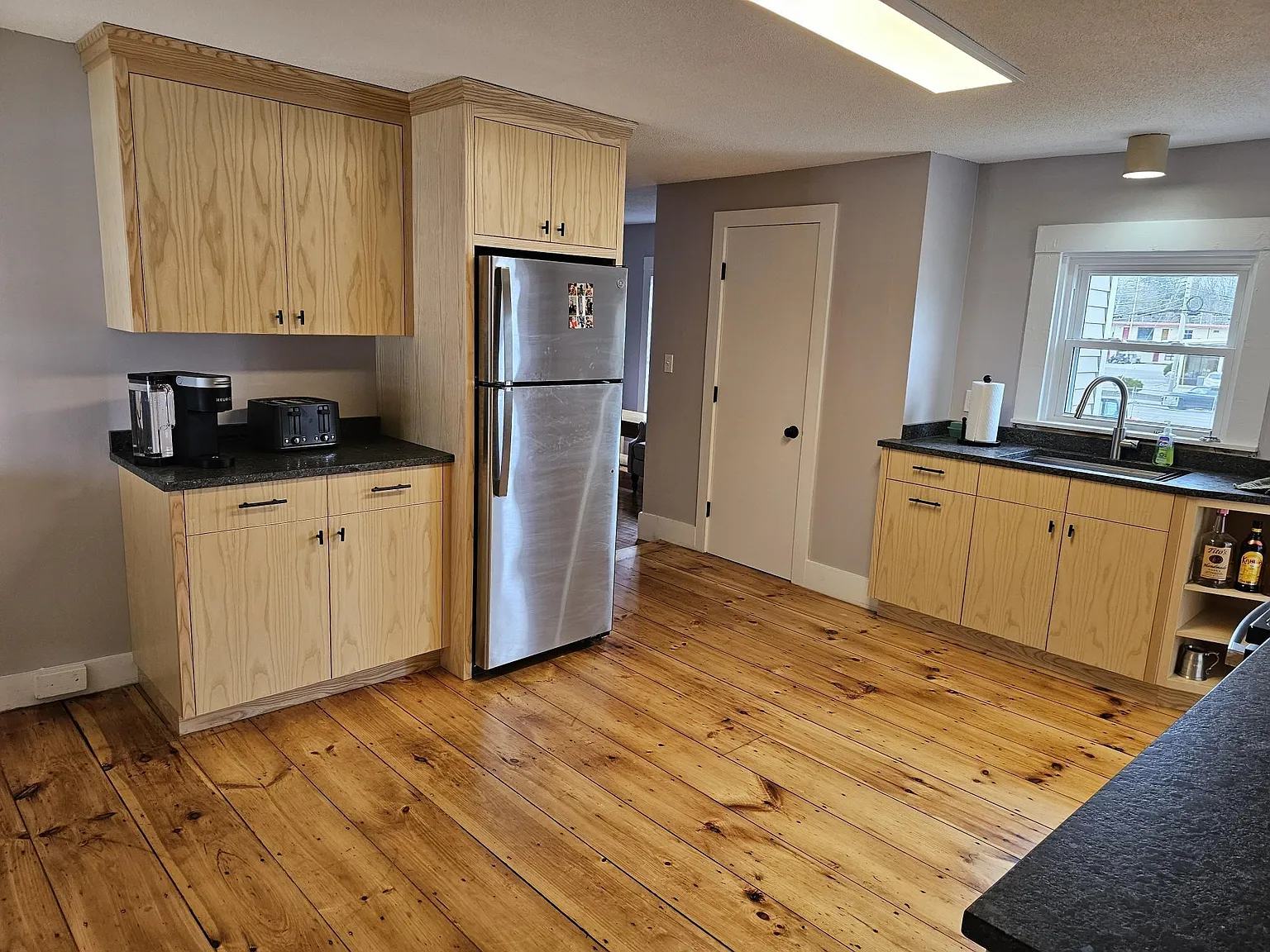 3 bed, 1.0 bath, 1233 sqft, $2,250 — Photo 3