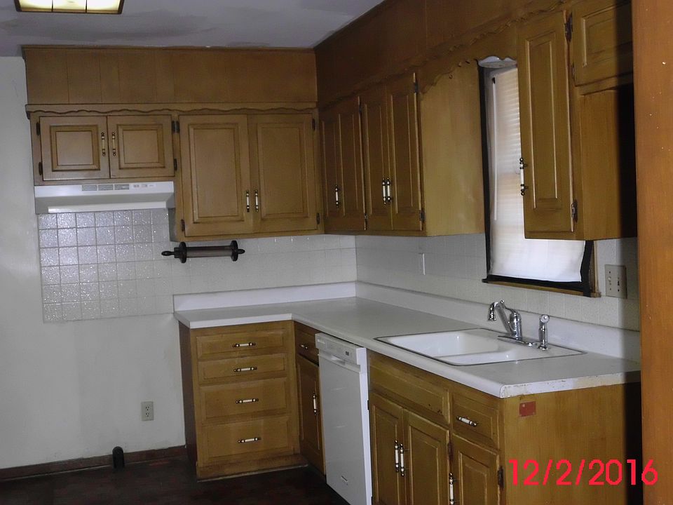Kitchen (electric stove hook-up)
