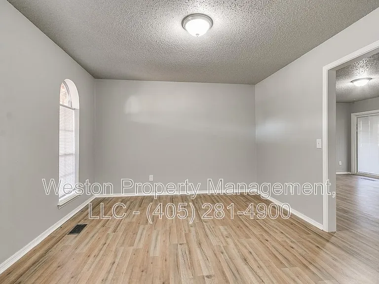 1011 Crown Dr — Photo 34