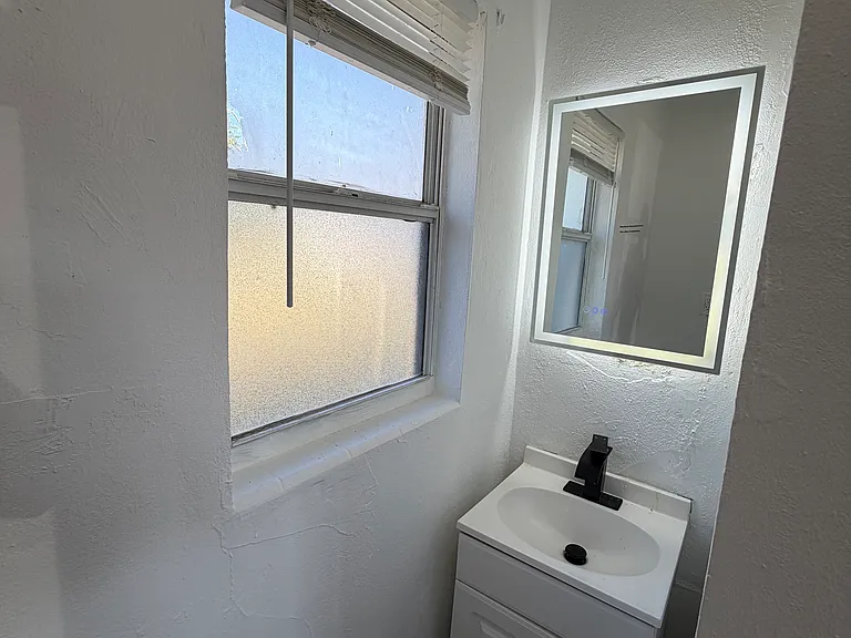 1821 13th St W #7 — Photo 2