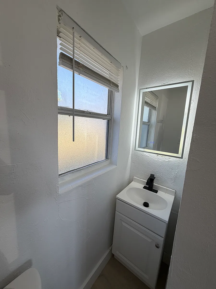 Building Photo - 1821 13th St W #8