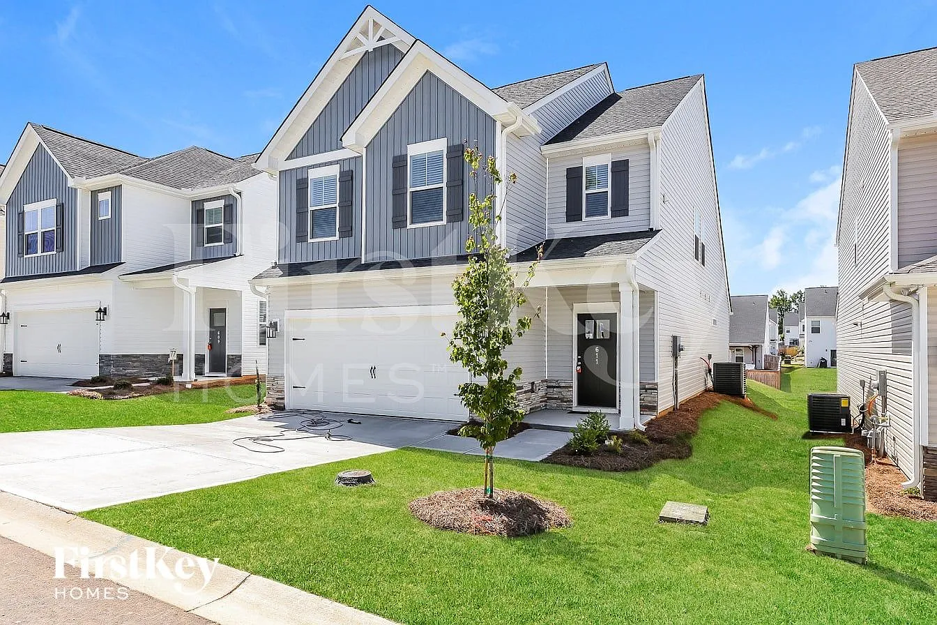 4 bed, 3.5 bath, 2376 sqft, $2,270 — Photo 2