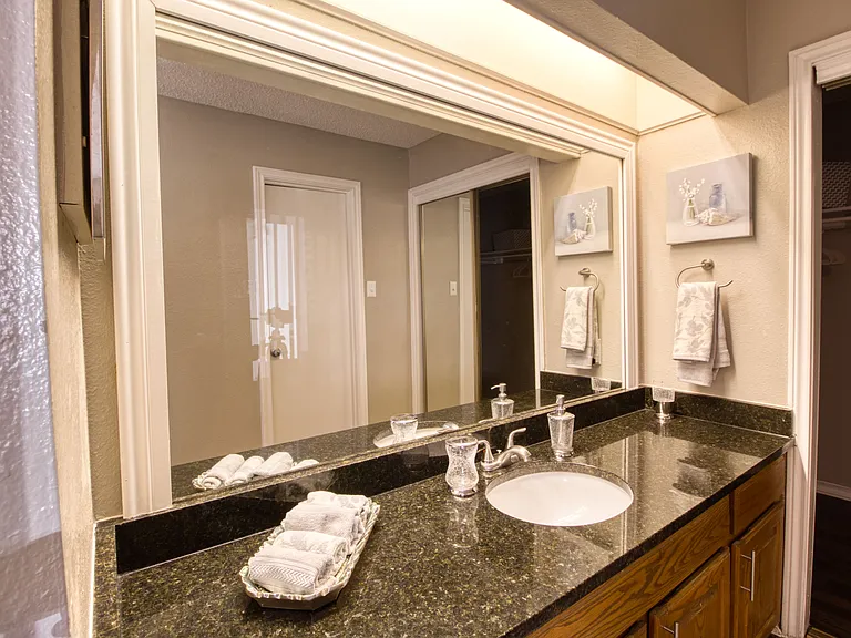 4000 HORIZON HILL APARTMENTS — Photo 4