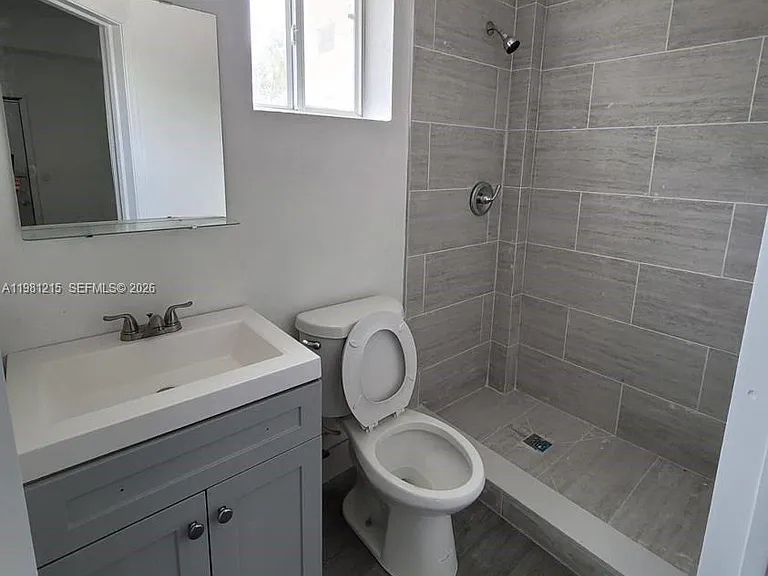 734 SW 4th St #6 — Photo 6