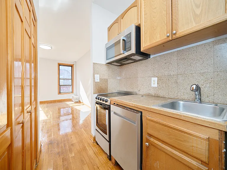 331 W 43rd St #4B — Photo 6