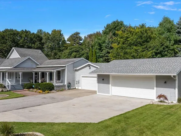 422 Randall Rd, Norton Shores, MI 49441