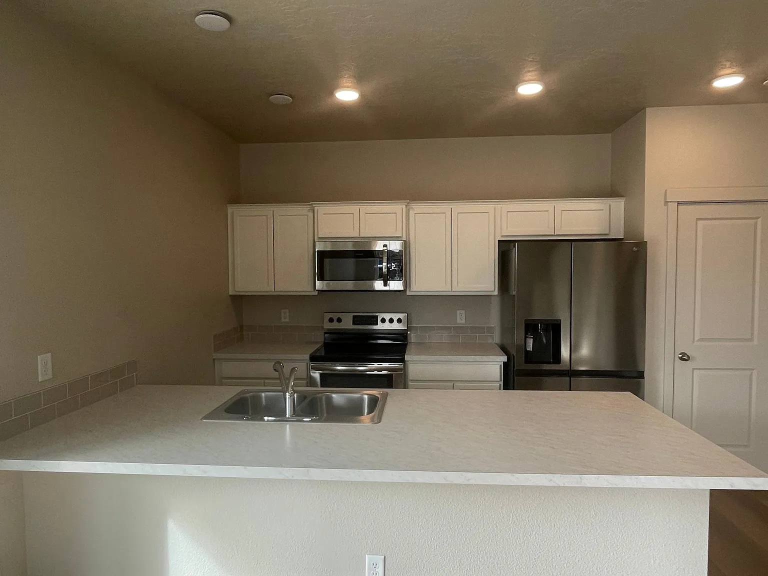 2 bed, 2.5 bath, 1122 sqft, $1,650 — Photo 3