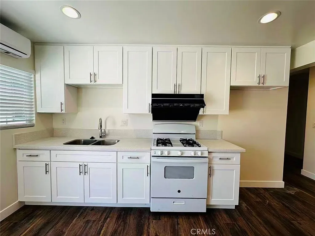2 bed, 599 sqft, $2,550 — Photo 3
