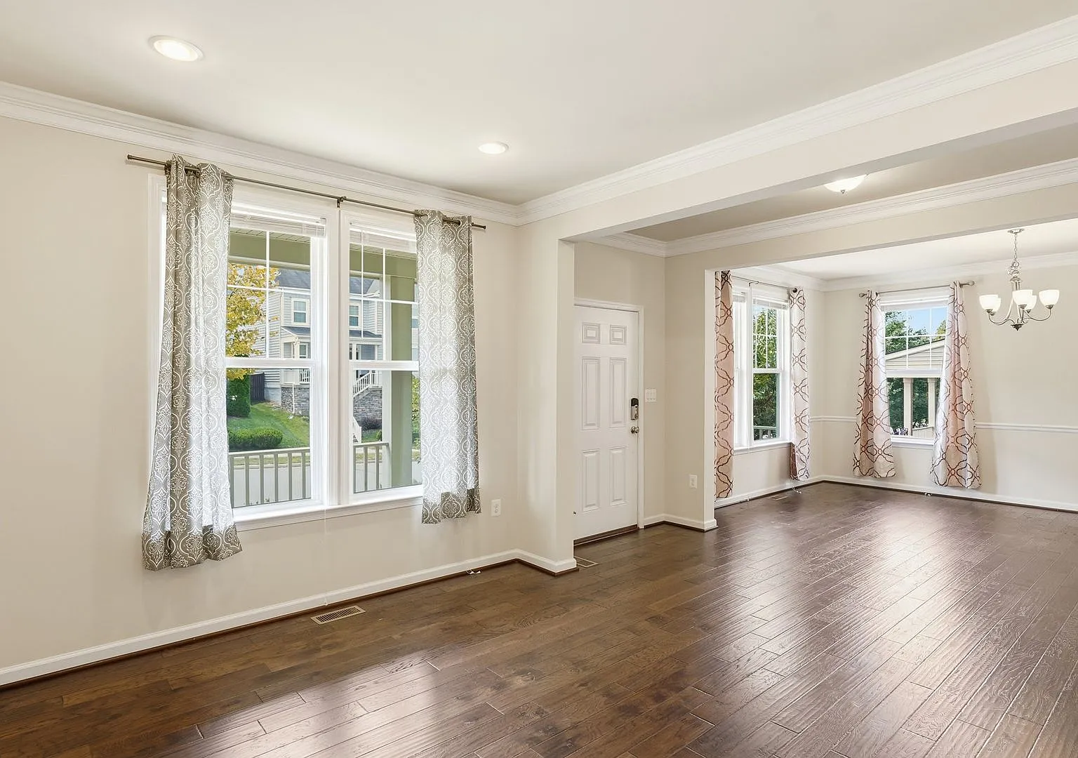 Welcome to this exceptional residence offering space, style, and comfort in a beautifully designe... — Photo 3