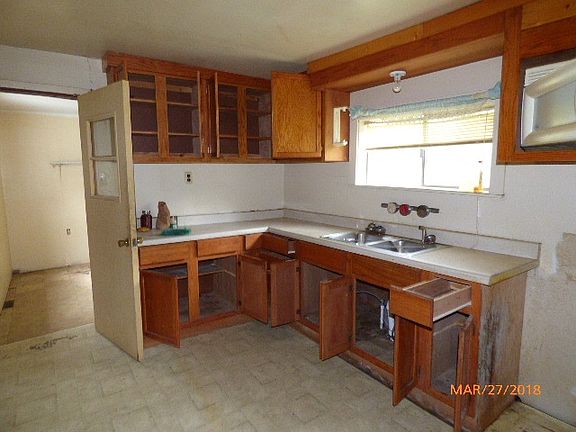 2nd image of 8 Roosevelt Dr
