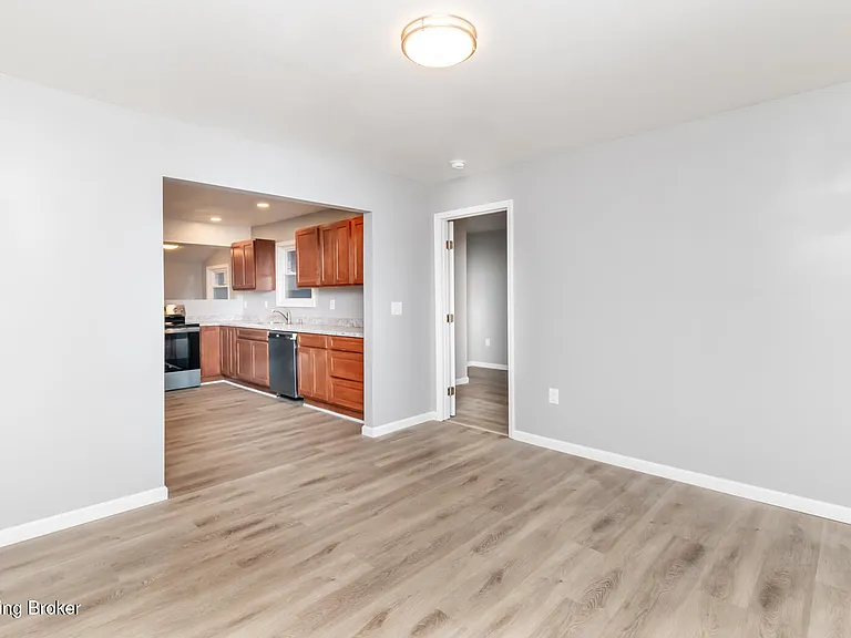 204 W Warfield St — Photo 13