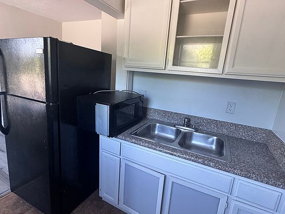 3rd image of 1936 Cypress Ave APT 19