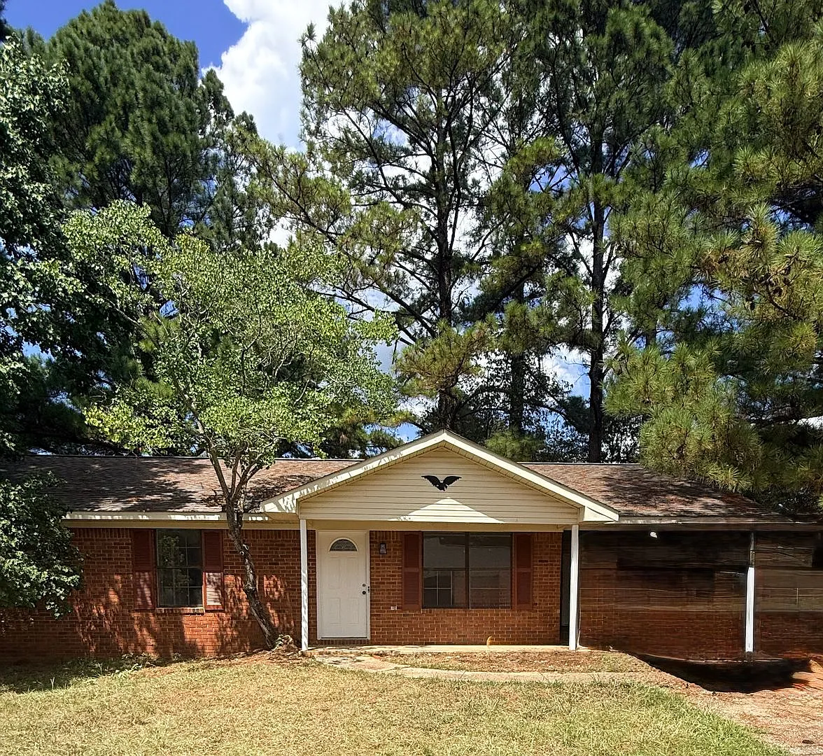 Renovated home on corner lot — Photo 1
