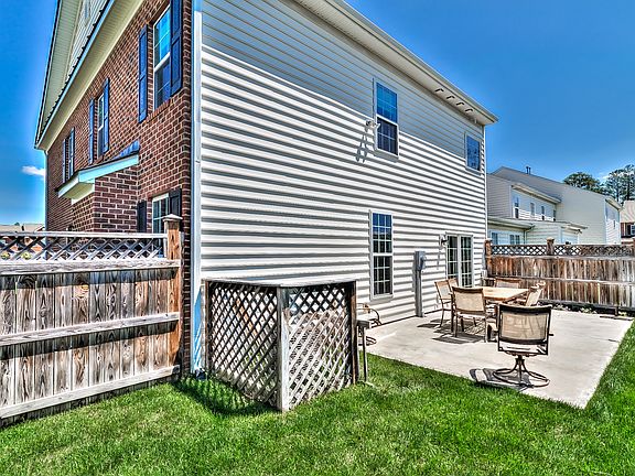 4th image of 320 Hickson Dr