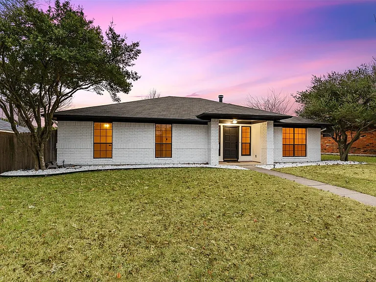 924 Simon Dr — Photo 2