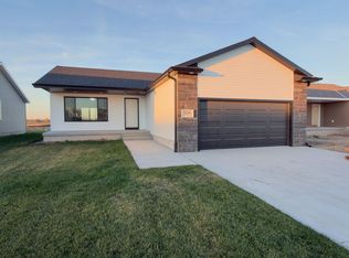 2214 E 41st St, Kearney, NE 68847