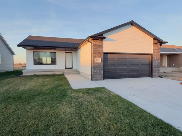 2214 E 41st St, Kearney, NE 68847
