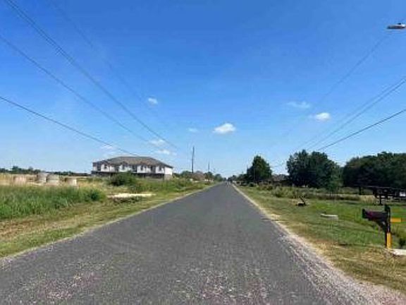 Exterior Neighborhood (street photo)