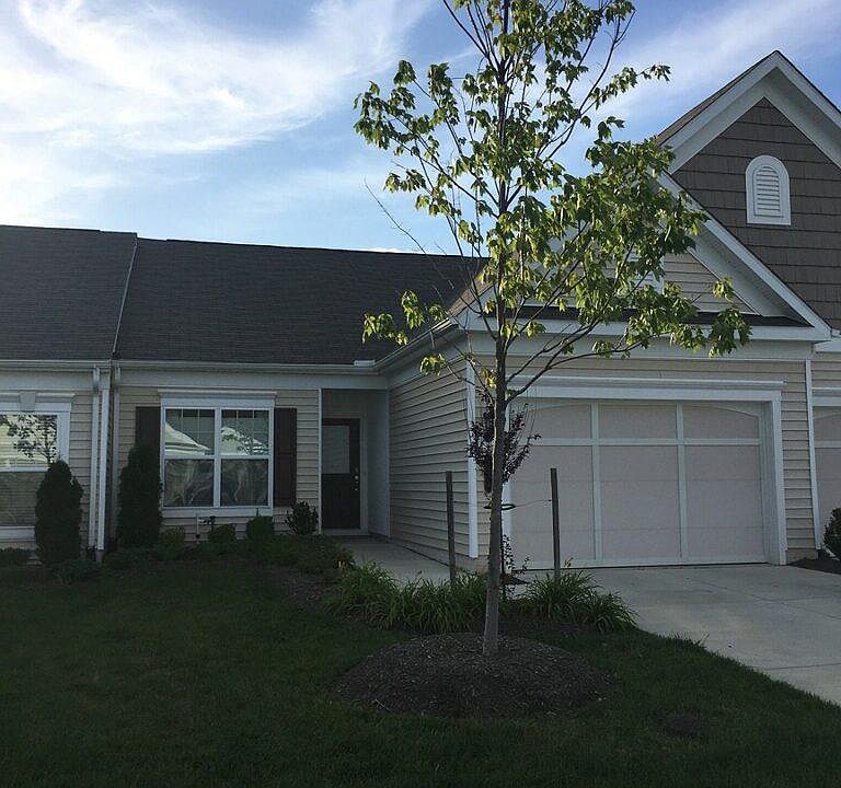 1st image of 172 Hyannis Pl