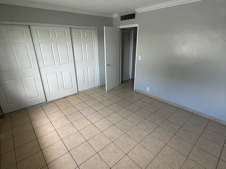 713 NE 8th St #8 — Photo 8