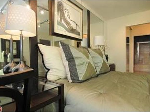2nd image of 5530 Owensmouth Ave APT 308