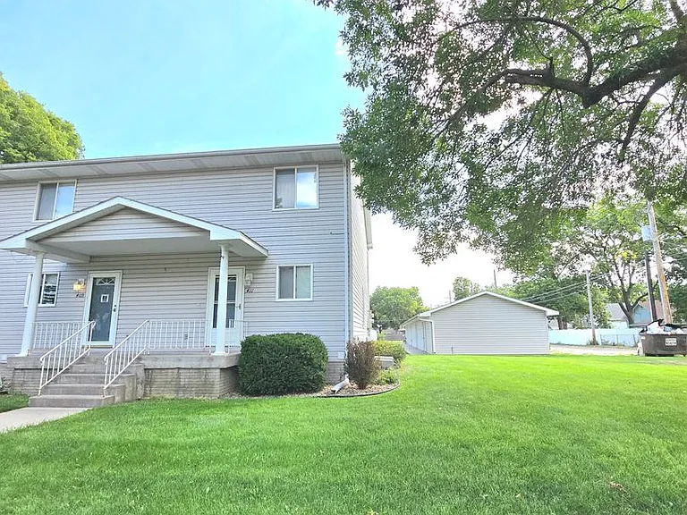 411 S Madison St — Photo 2