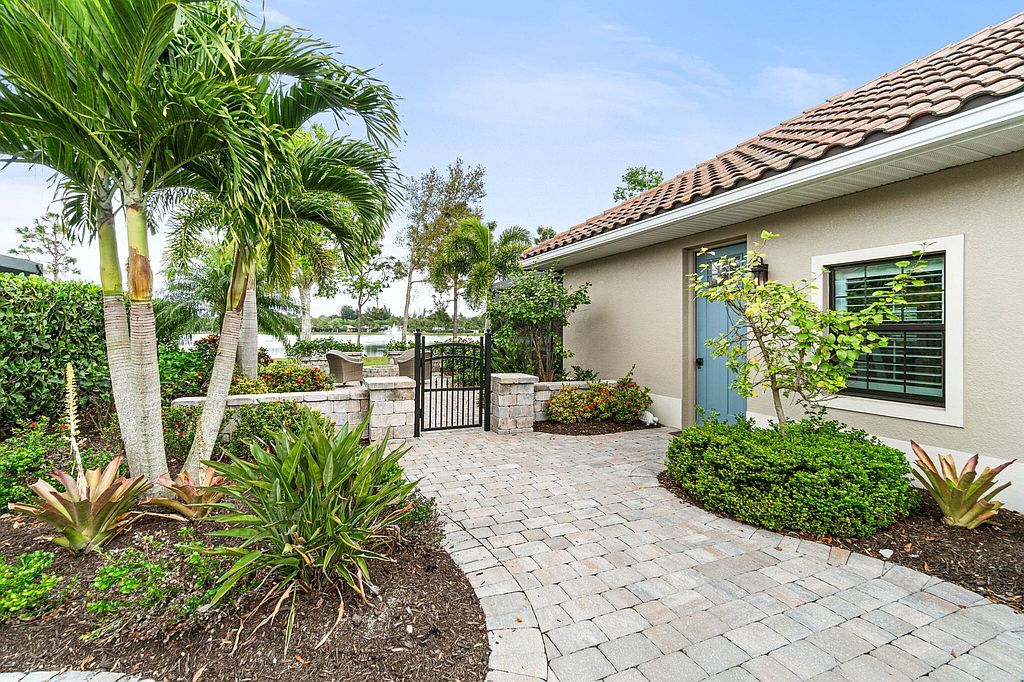 13637 Golden Palms Cir - Property Image