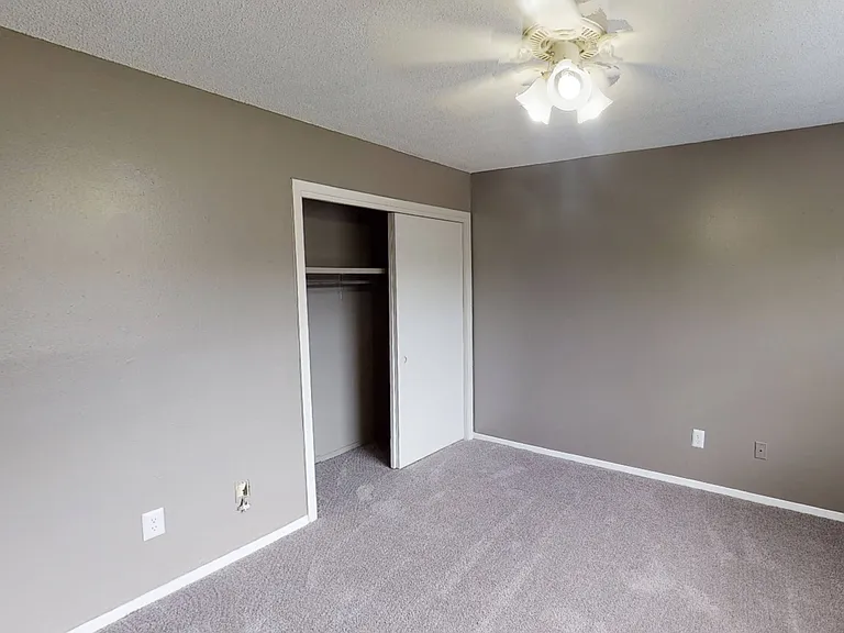 Oak Manor Apartment Homes — Photo 10