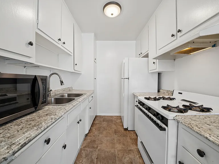 16900 Parthenia St #13 — Photo 7