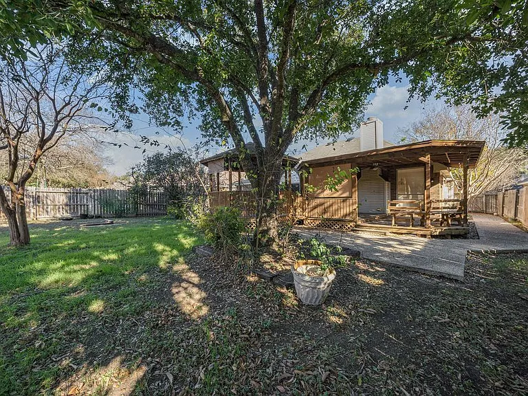 8218 Parkland Hills Dr — Photo 32