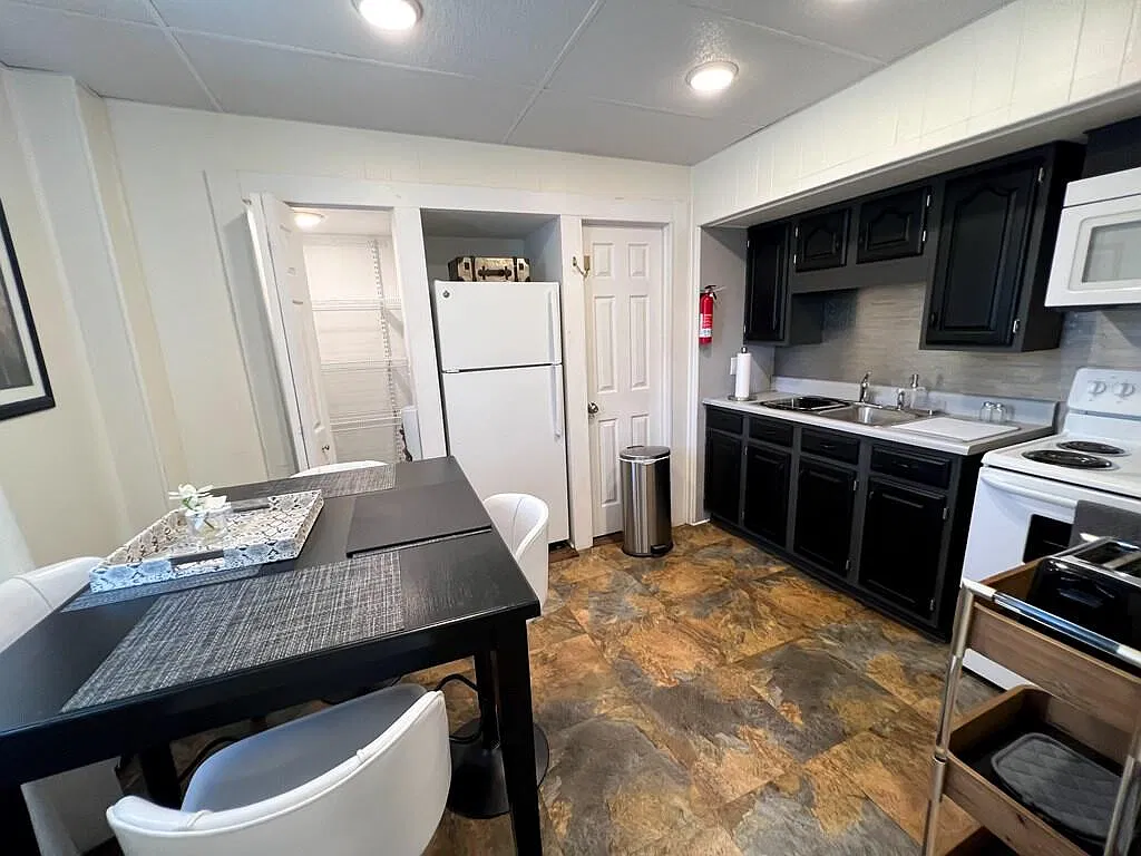 2 bed, 1.0 bath, 864 sqft, $1,100 — Photo 4