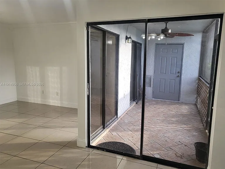 960 N Franklin Ave — Photo 11