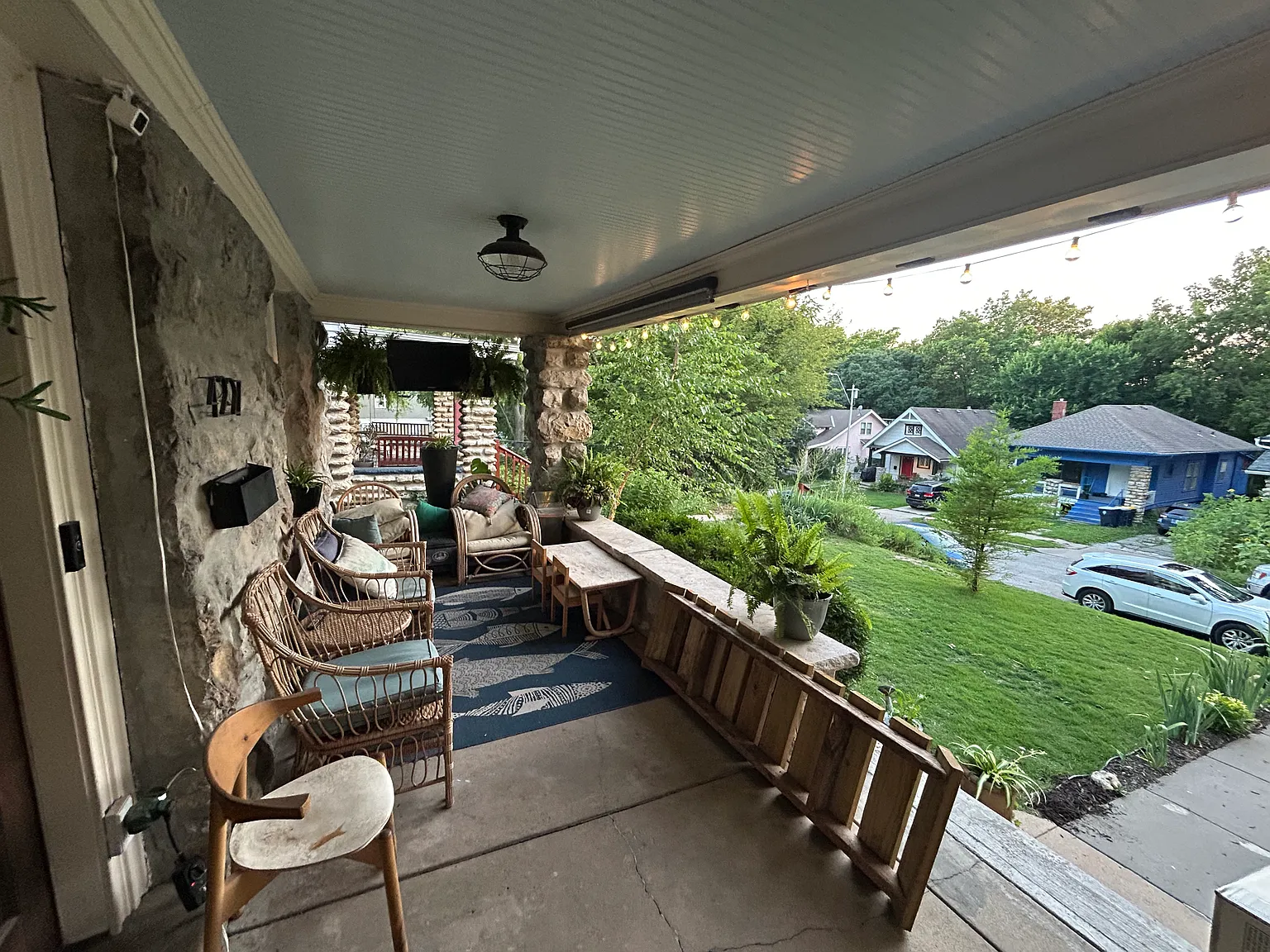 5 bed, 2600 sqft, $3,250 — Photo 2