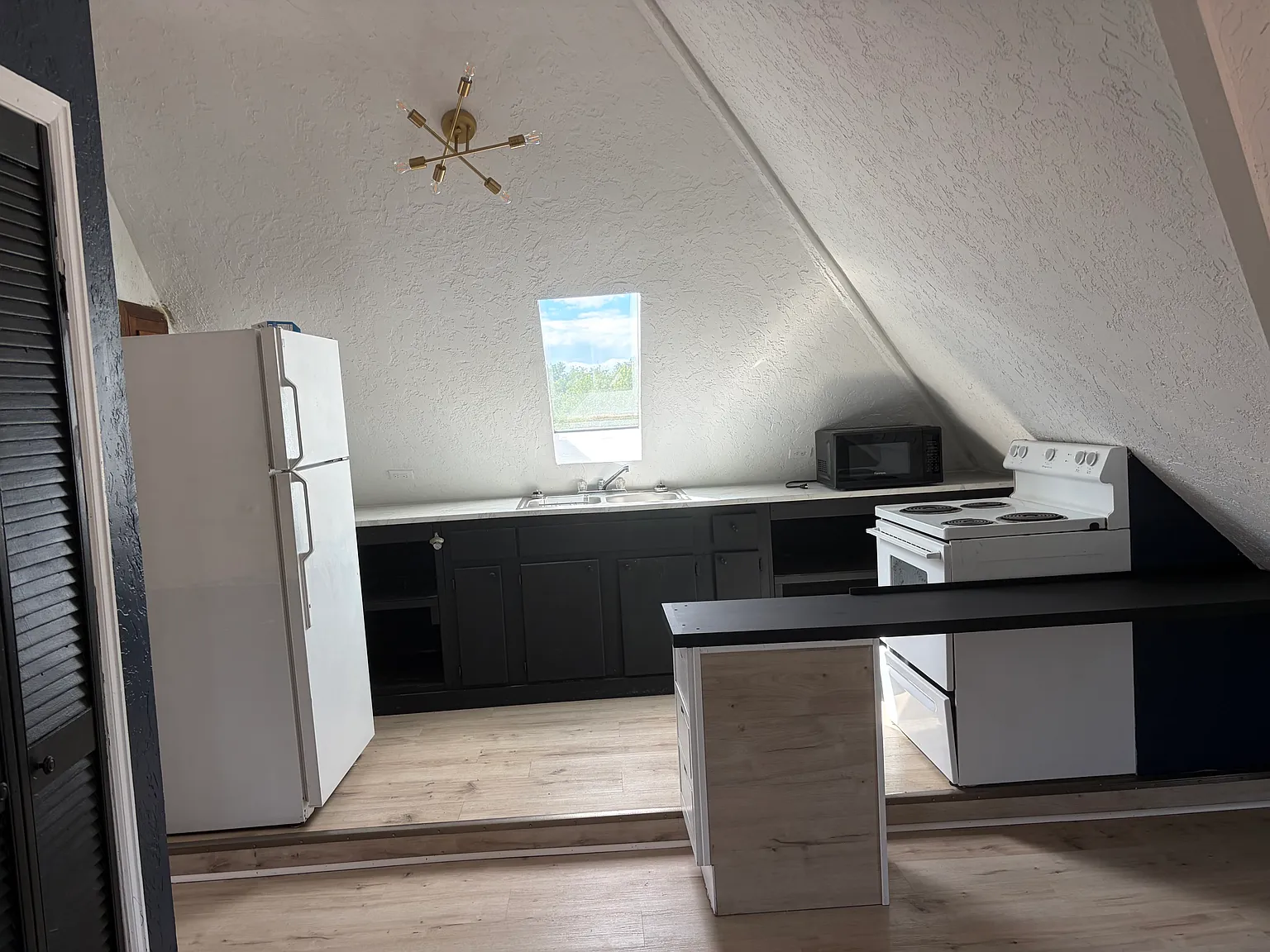Studio, 1000 sqft, $850 — Photo 3