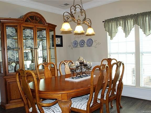 3rd image of 153 Huntly Ln