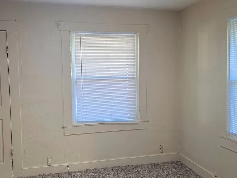 2106 W Walnut St — Photo 2