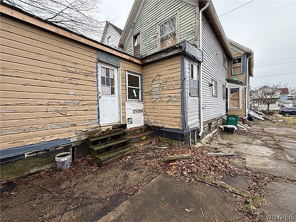 5th image of 219 Rhode Island St
