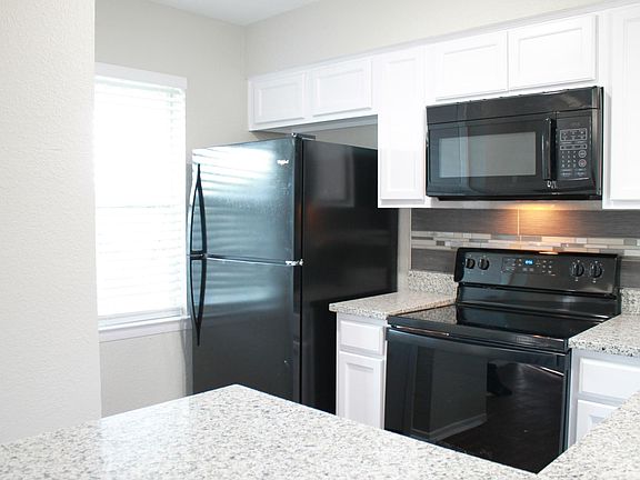 5th image of 2462 Fort Worth St APT B4