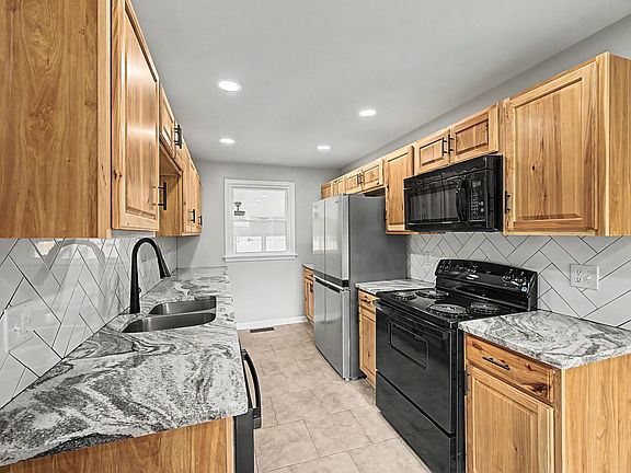 3rd image of 304 Leo Ct