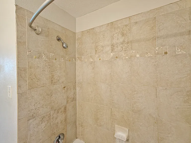 444 Colonial Rd — Photo 13