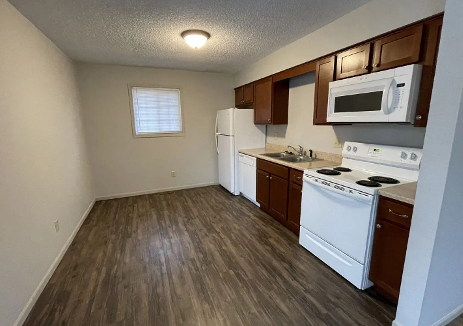 Large 2 bedroom 1 bathroom duplex — Photo 3