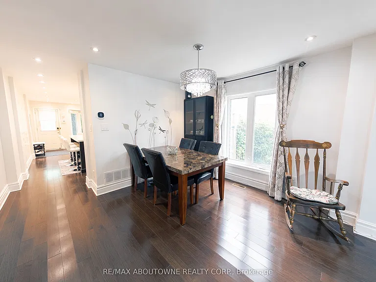 2072 Glenada Cres — Photo 10