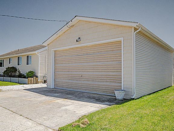 3rd image of 806 E Shore Dr