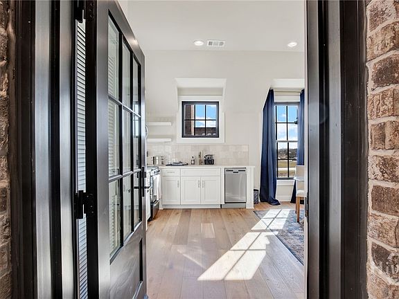 4th image of 408 Geo Meyer Carriage House Savannah