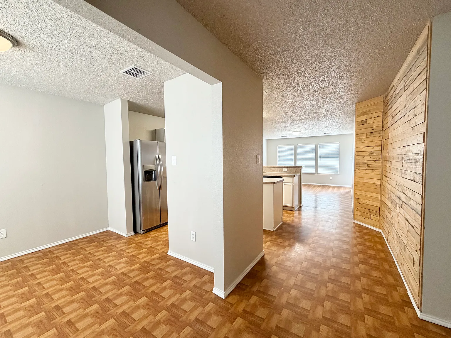 3 bed, 1369 sqft, $1,700 — Photo 2