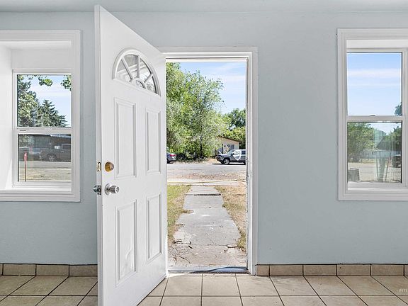 3rd image of 610 W Avenue B