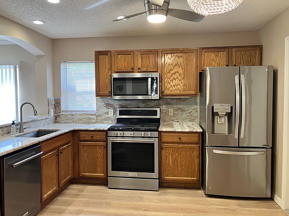 4th image of 889 Lexington Ln